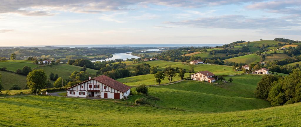Paysage paisible du Pays Basque avec maisons basques traditionnelles, collines verdoyantes et rivière - soins médecine chinoise à domicile Bayonne  